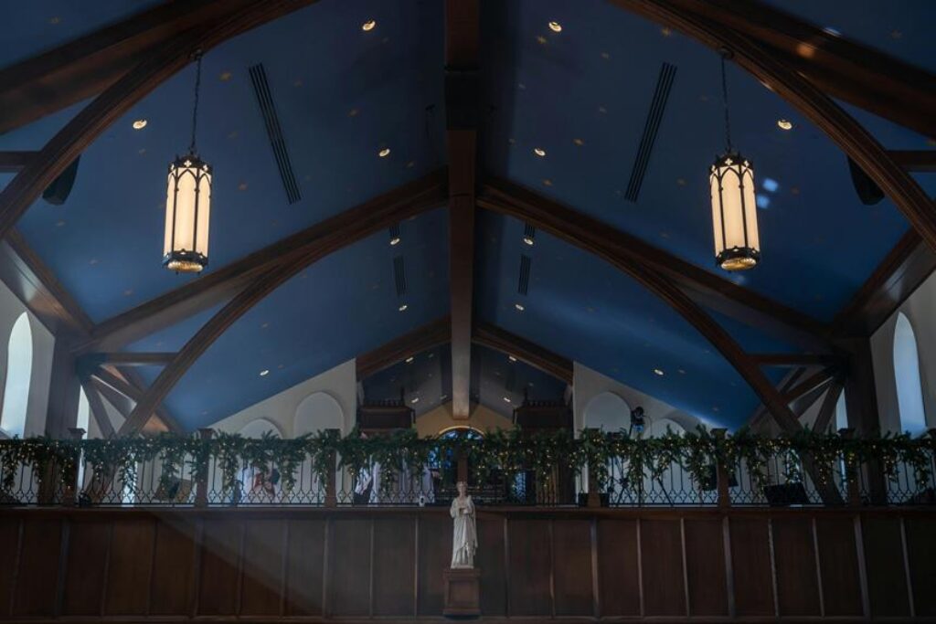 Creative Uses for Garlands in Holiday Decor